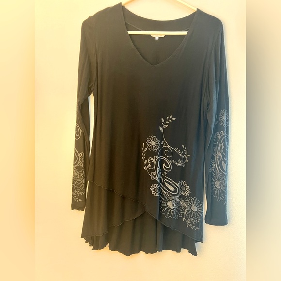 Black long sleeve yak & yeti top - Picture 1 of 3